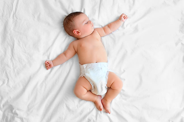 bebê usando fralda e dormindo